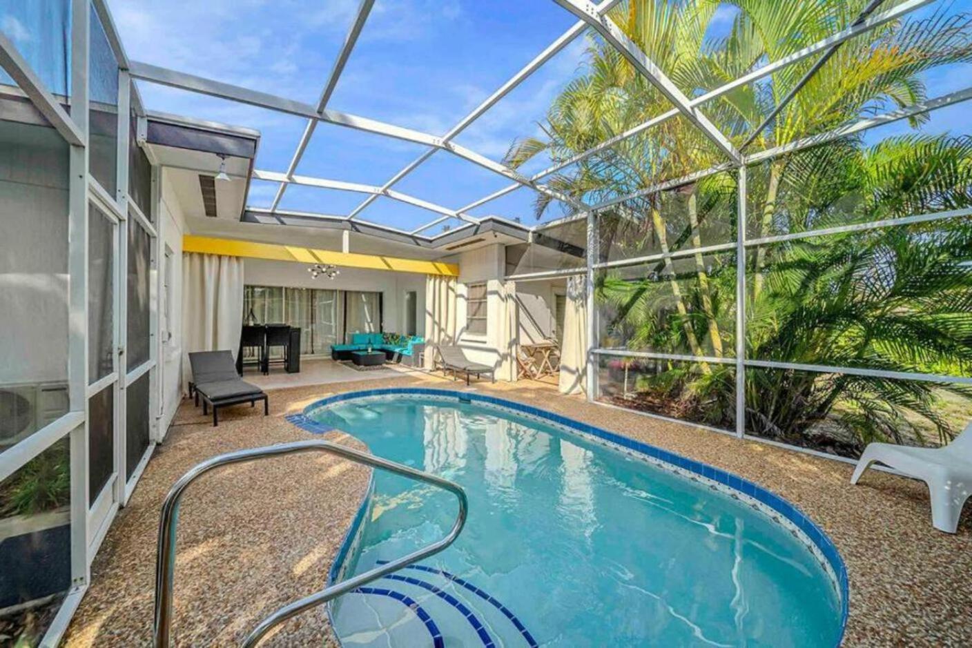 Fantastic Island House 1 Mile To The Beach With Heated Pool Sarasota Exterior photo